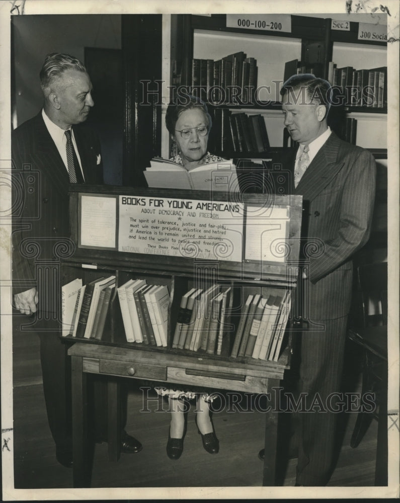 1947 Press Photo Principal Looks Over Books From Mobile Bookshelf- Historic Images