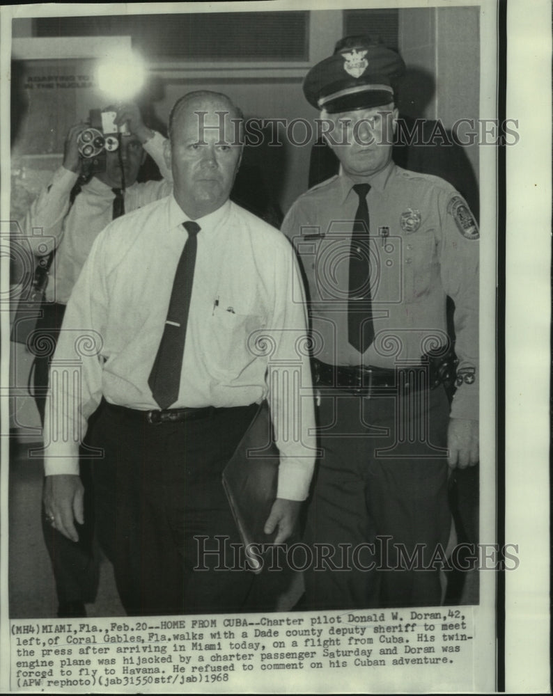 Load image into Gallery viewer, 1968 Press Photo Pilot of hijacked plane, Donald W. Doran, back from Cuba
