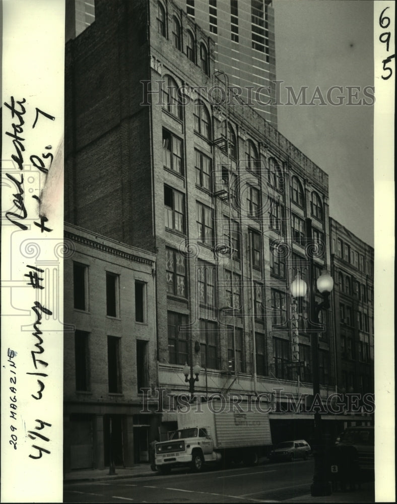 1982 Press Photo Building at 209 Magazine Street under renovation - noa92345
