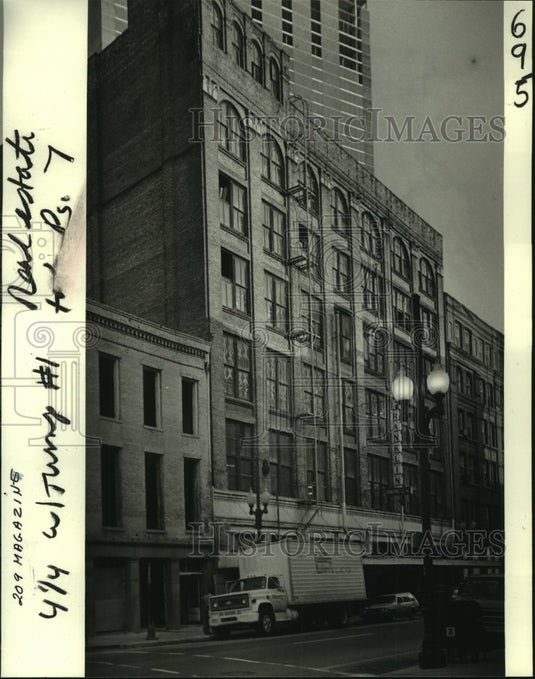 1982 Press Photo Building at 209 Magazine Street under renovation - noa92345