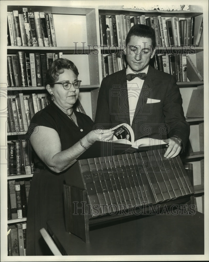 1964 Press Photo Presentation of Books at Prytania Private School- Historic Images