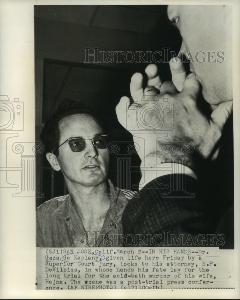 Load image into Gallery viewer, 1963 Press Photo Dr. Geza de Kaplany and Attorney after Murder Trial - noa92454
