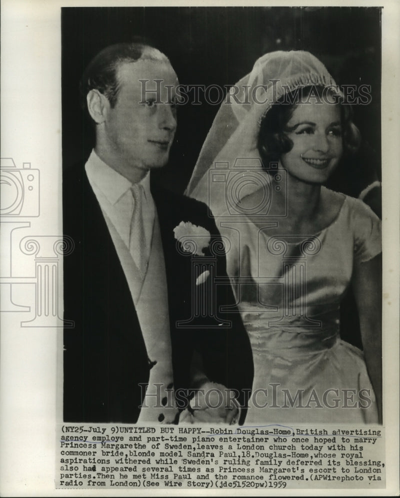 Load image into Gallery viewer, 1959 Press Photo Robin Douglas-Home marries blonde model Sandra Paul in London
