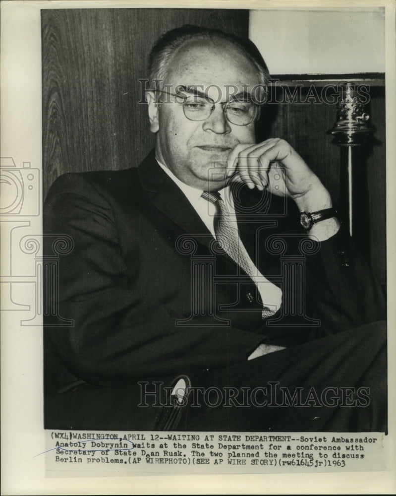 1963 Press Photo Soviet Ambassador Anatoly Dobrynin Waits for Meeting- Historic Images