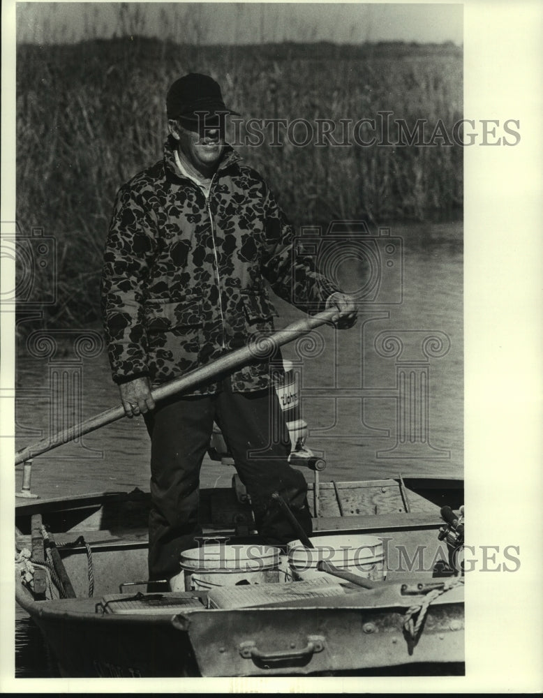 1990 Press Photo Man standing in boat duck hunting.- Historic Images