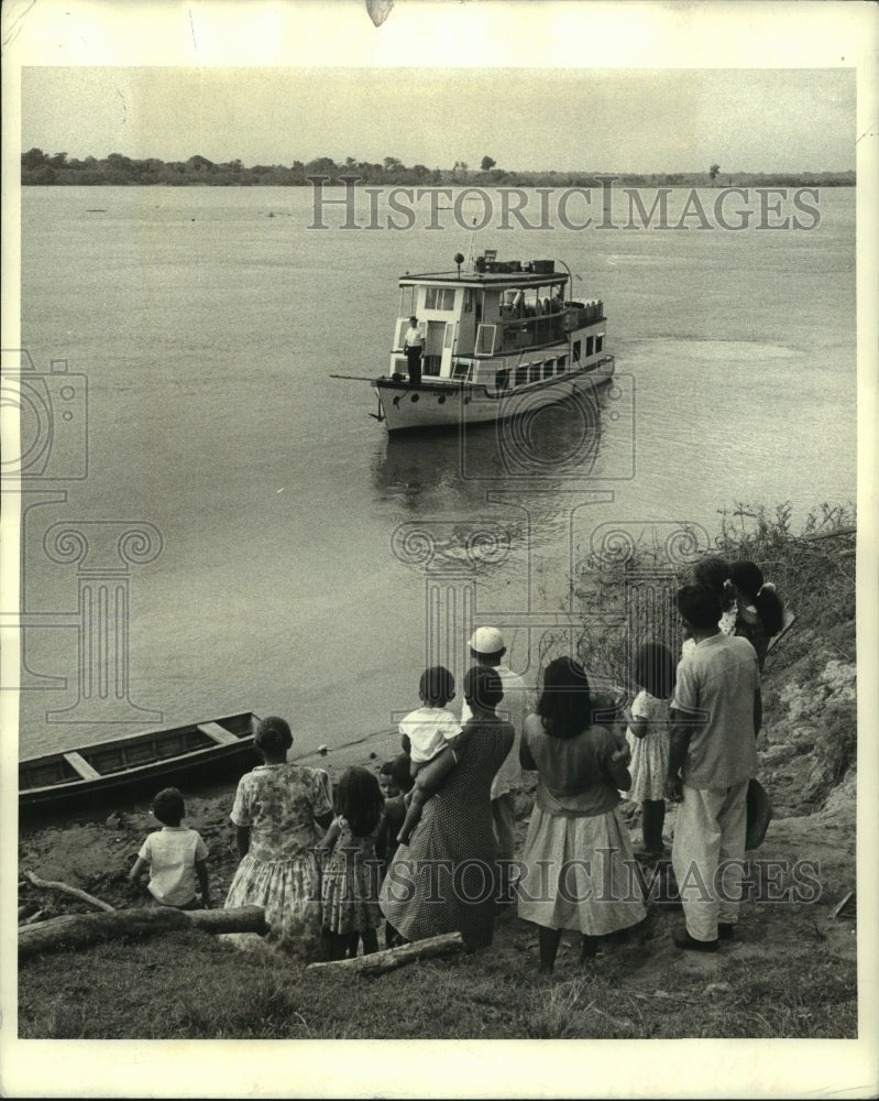 1972 Press Photo Natives on bank of Amazon await hospital launch-Luzeiro V