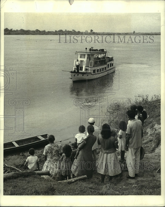 1972 Press Photo Natives on bank of Amazon await hospital launch-Luzeiro V