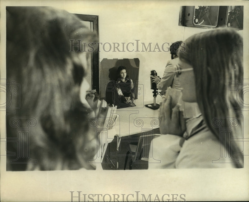Load image into Gallery viewer, 1974 Press Photo Destrehan High School video class. - noa92883
