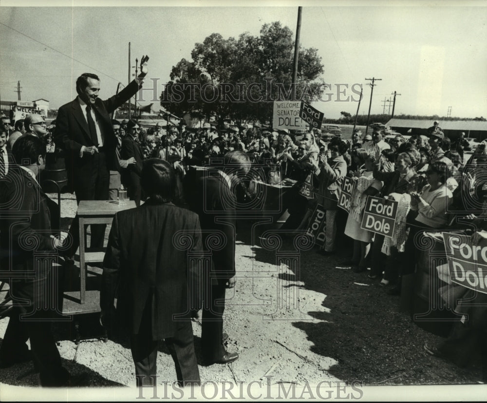 1976 Press Photo Bob Dole campaigning in Broussard, Louisiana - Historic Images