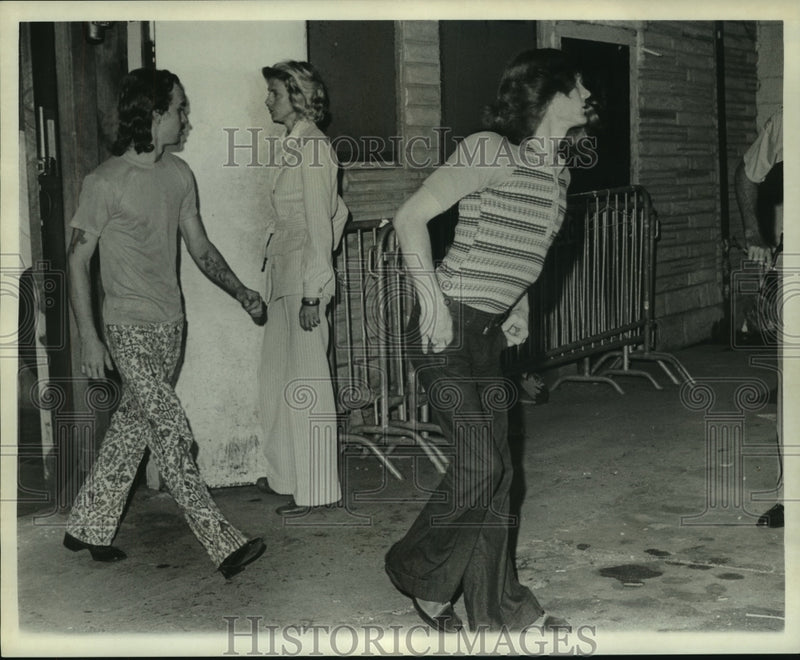 Load image into Gallery viewer, 1973 Press Photo People on the street of New Orleans. - noa93044
