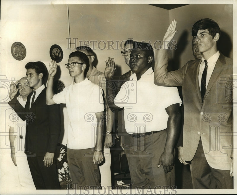 Load image into Gallery viewer, 1967 Press Photo Service Volunteers sworn in at the Custom House - noa93278
