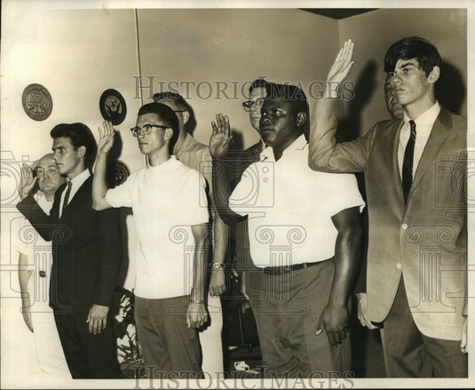 1967 Press Photo Service Volunteers sworn in at the Custom House - noa93278