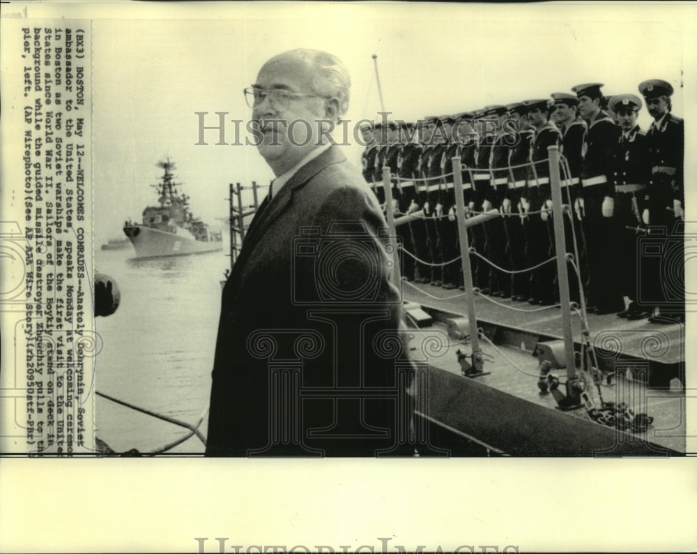 1975 Press Photo Soviet Ambassador Anatoly Dobrynin at Boston welcome ceremonies