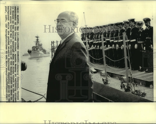 1975 Press Photo Soviet Ambassador Anatoly Dobrynin at Boston welcome ceremonies