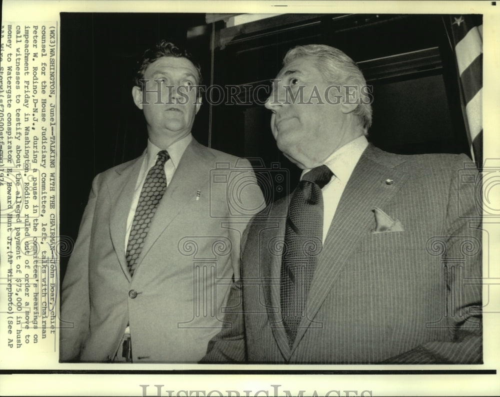 1974 Press Photo Chief Counsel John Doar talks with Chairman Peter W. Rodino