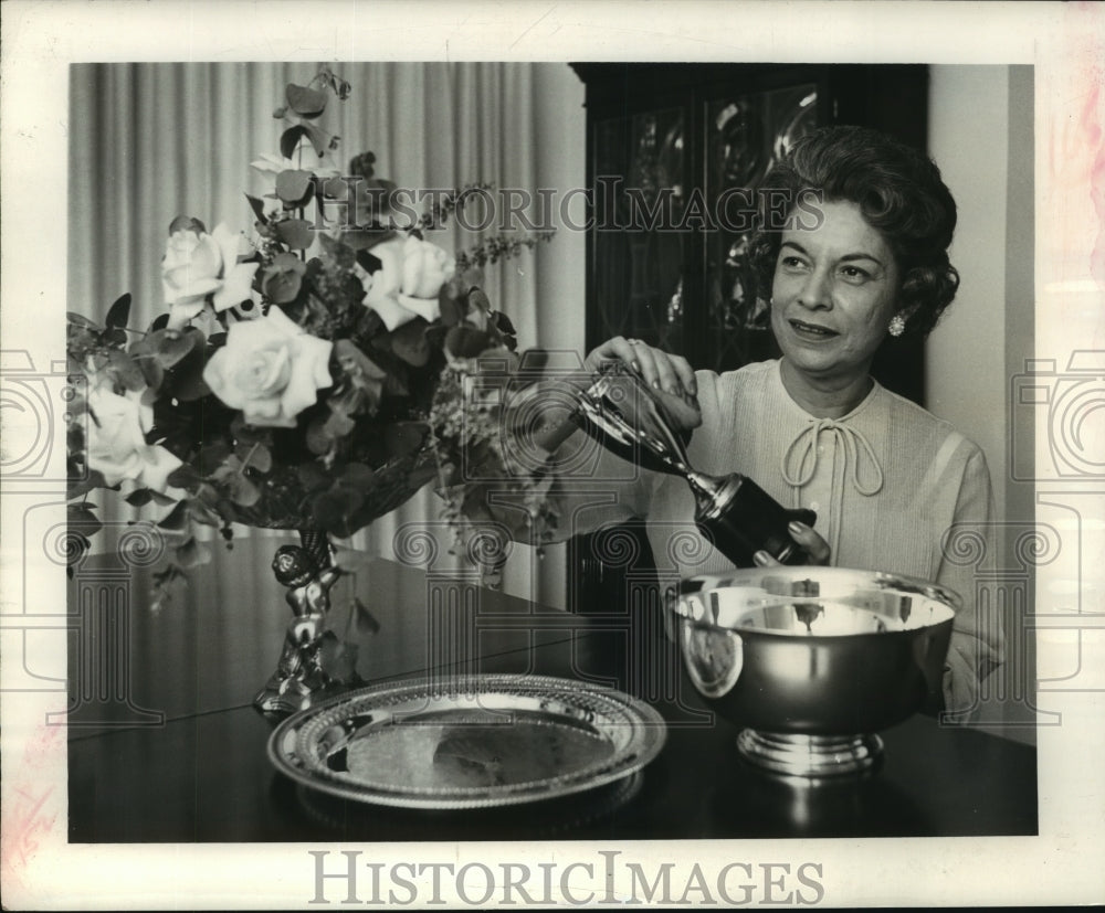 1964 Press Photo Gentilly Garden Club - Mrs. Adrast Ducote Jr. with Trophies