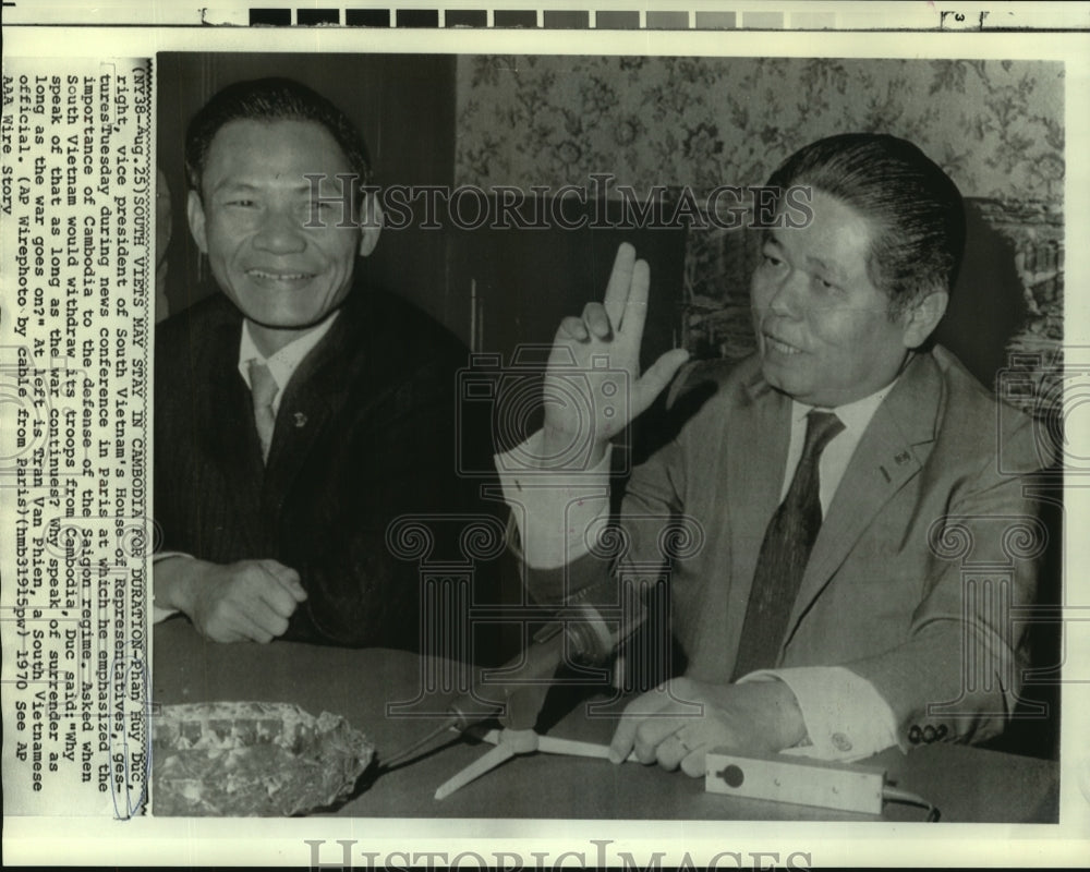 1970 Press Photo Phan Huy Duc with Tran Van Phien at conference in Paris
