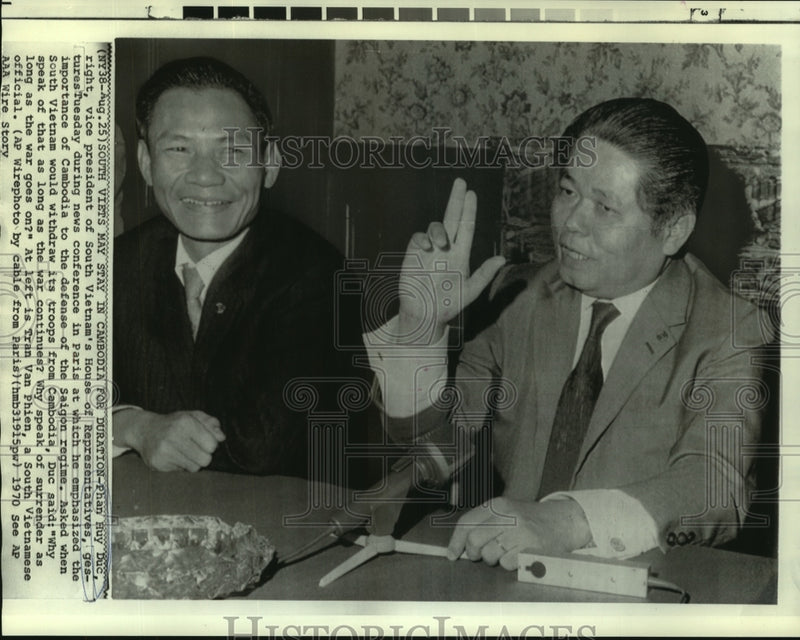 Load image into Gallery viewer, 1970 Press Photo Phan Huy Duc with Tran Van Phien at conference in Paris
