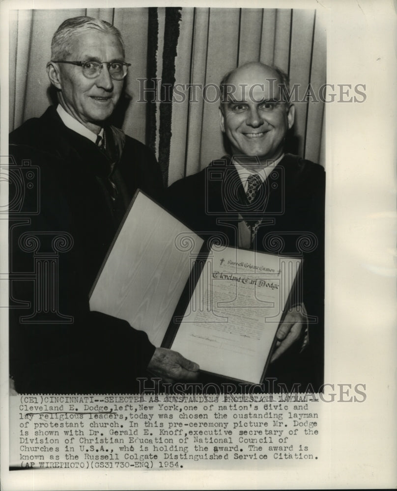 1954 Press Photo Cleveland E. Dodge receives award from Dr. Gerald Knoff.