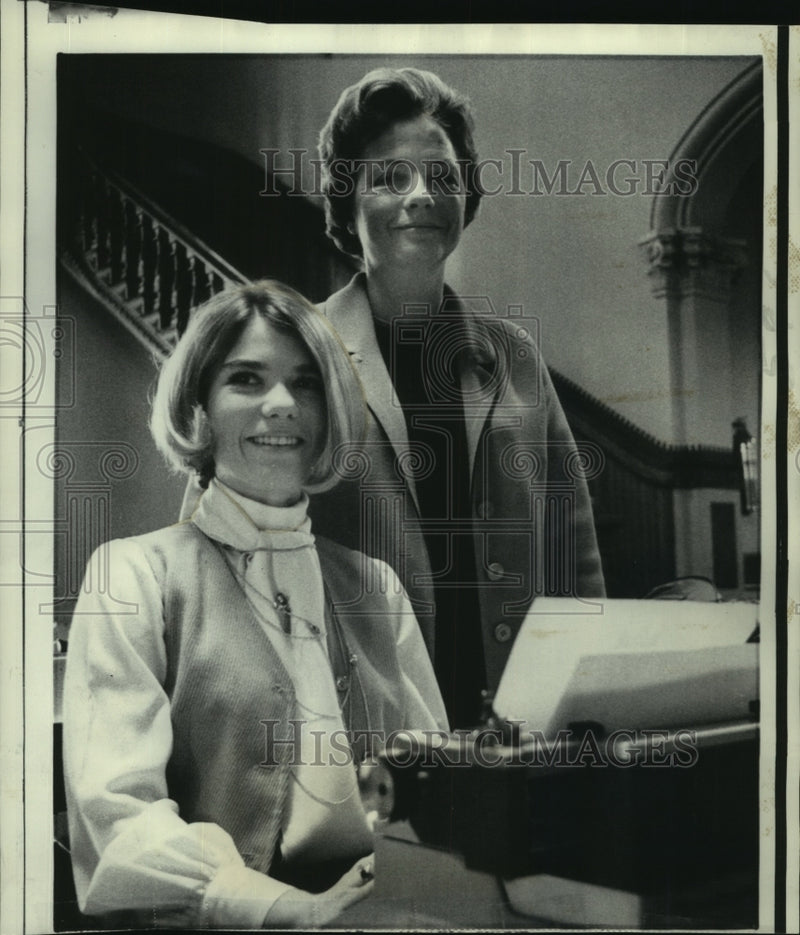 Load image into Gallery viewer, 1969 Press Photo State Senator Minnette Doderer of Iowa, and daughter, Kay.
