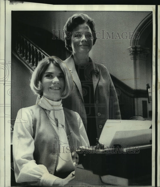 1969 Press Photo State Senator Minnette Doderer of Iowa, and daughter, Kay.