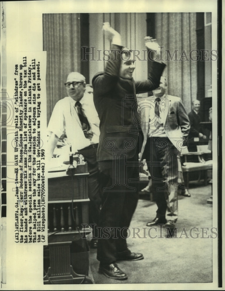 1969 Press Photo Representative Carr Dodson withdraws from special session.