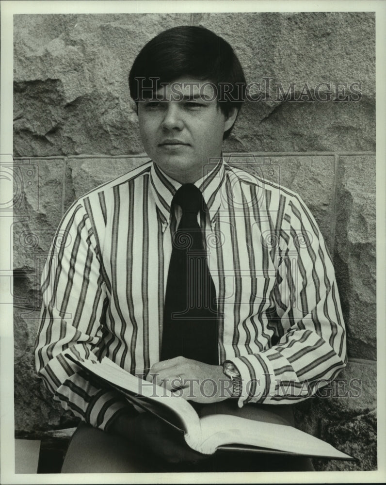 1977 Press Photo Douglas Dodd Reading a Book- Historic Images