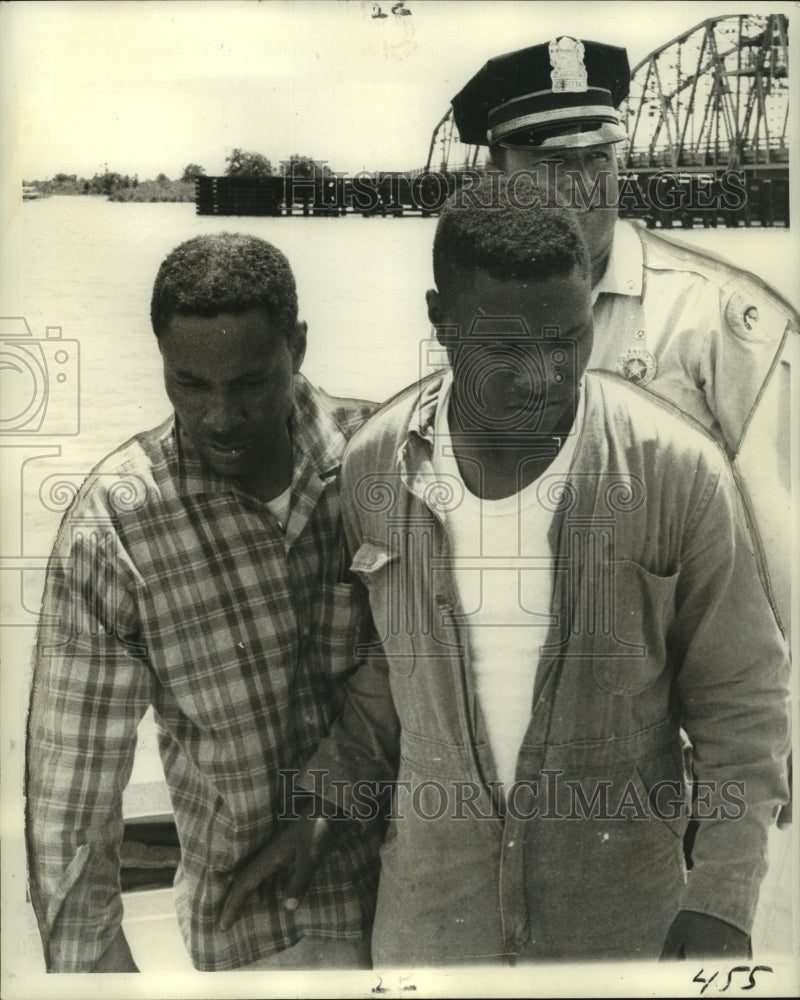 1968 Press Photo Drown Victims Robert and James Thompson With Police Sergeant- Historic Images