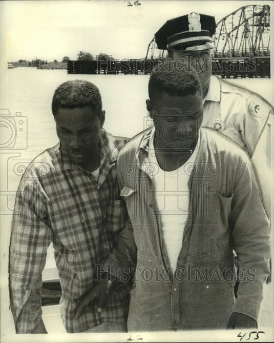 1968 Press Photo Drown Victims Robert and James Thompson With Police Sergeant- Historic Images