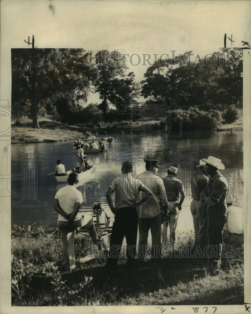 1959 Press Photo Police Officers and Families of Drown Victims At Opelousas