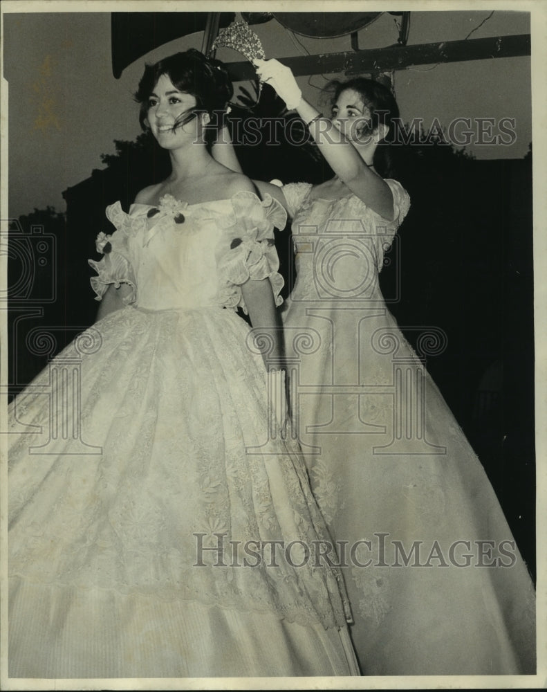 Load image into Gallery viewer, 1974 Press Photo Laurie Ann DuBos, Spring Fiesta Queen crowned - noa93952
