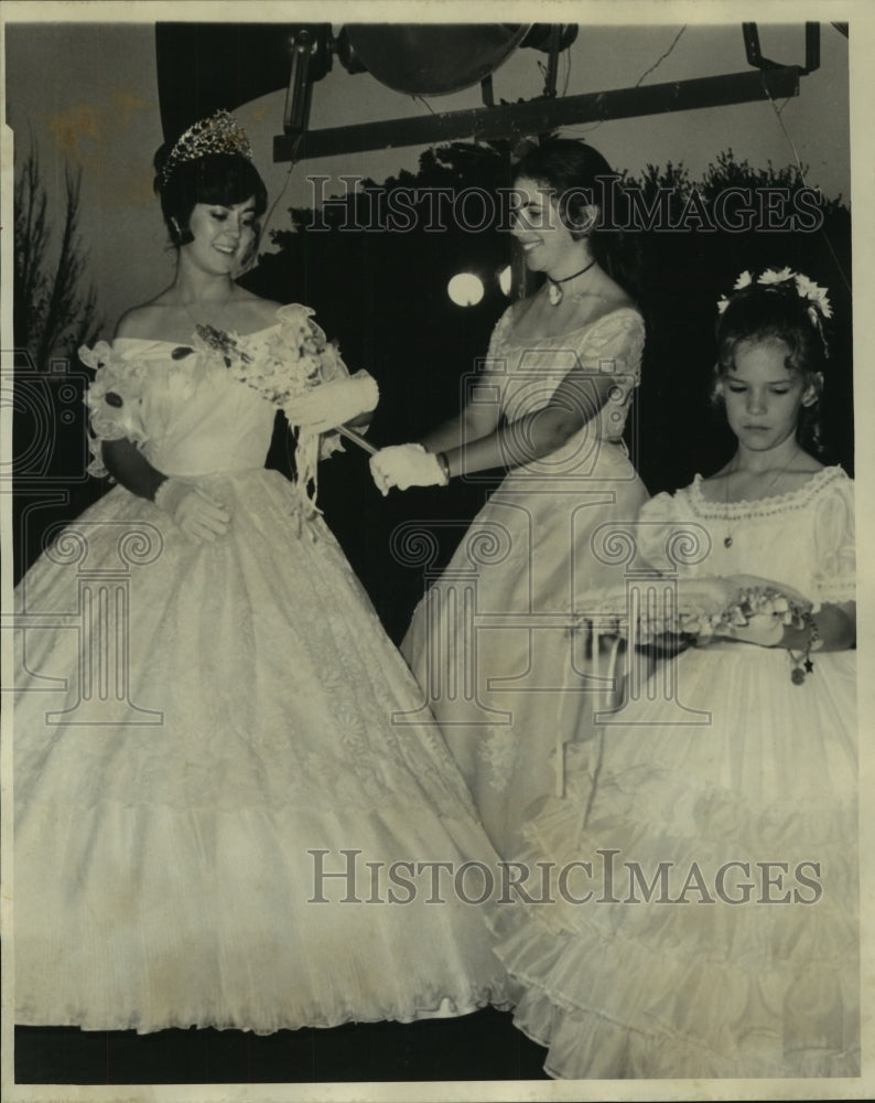 Load image into Gallery viewer, 1974 Press Photo Laurie Ann DuBos, Spring Fiesta Queen with her court.
