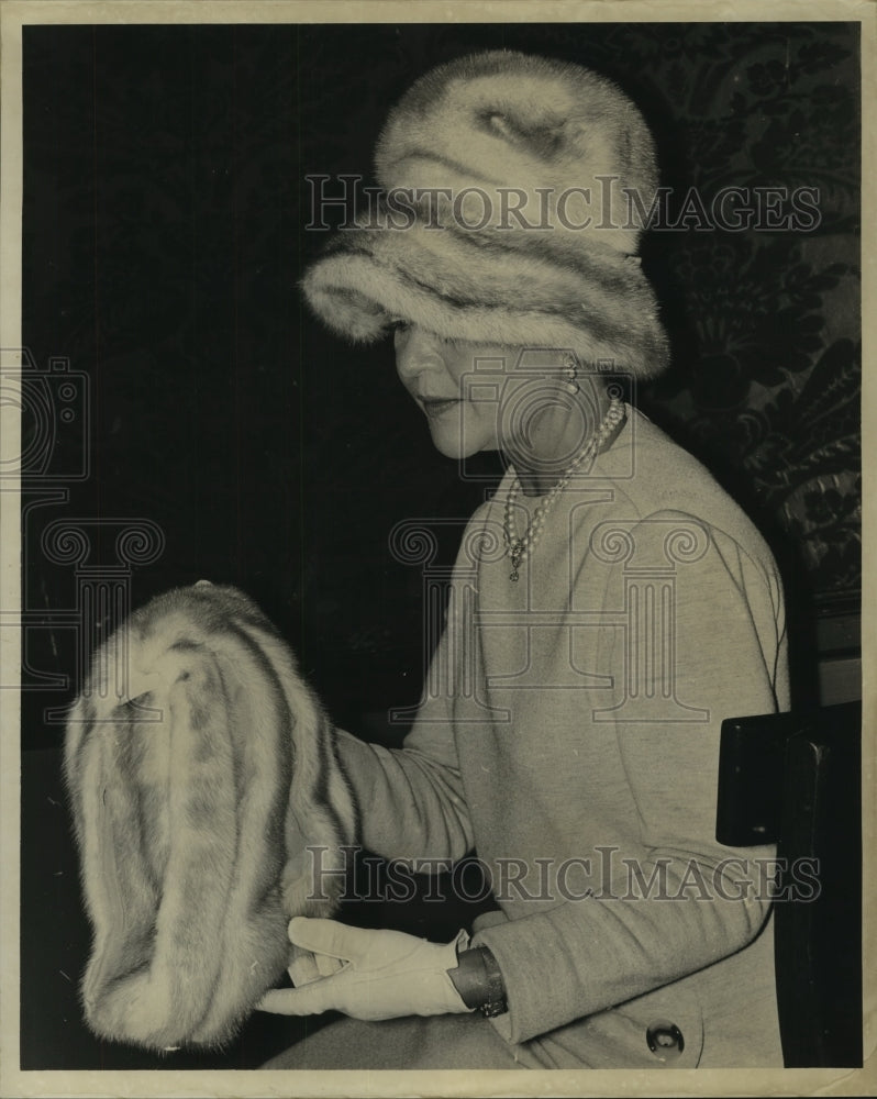 1962 Press Photo Anne duBe fashion consultant for Amrose. - noa94028