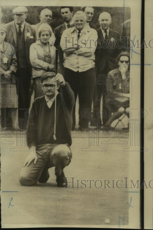 1967 Press Photo Bob Dickson lines up on 11th green in Formby, England.- Historic Images