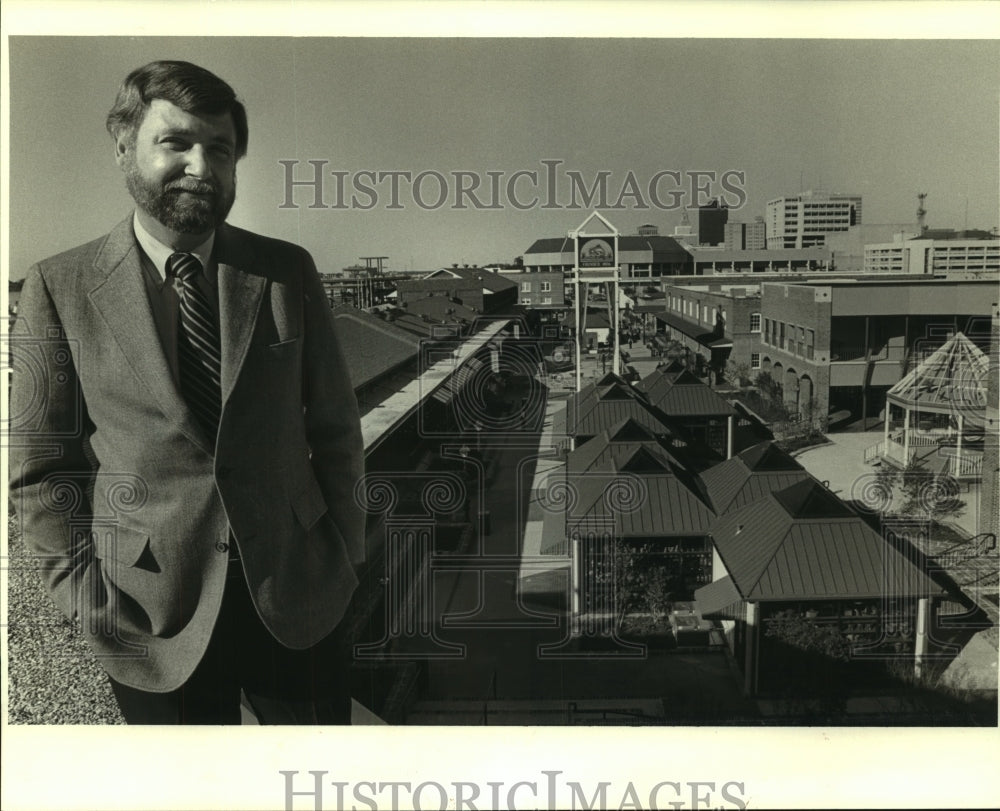  Press Photo Jerry Dodson standing on roof overlooking Catfish Town on MS River- Historic Images