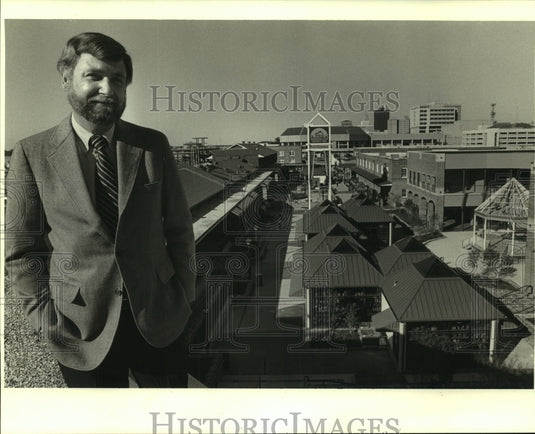  Press Photo Jerry Dodson standing on roof overlooking Catfish Town on MS River- Historic Images