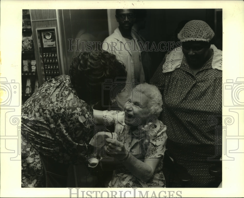1985 Press Photo Laura Doehauer &amp; others at her Goodwill Retirement Party.- Historic Images