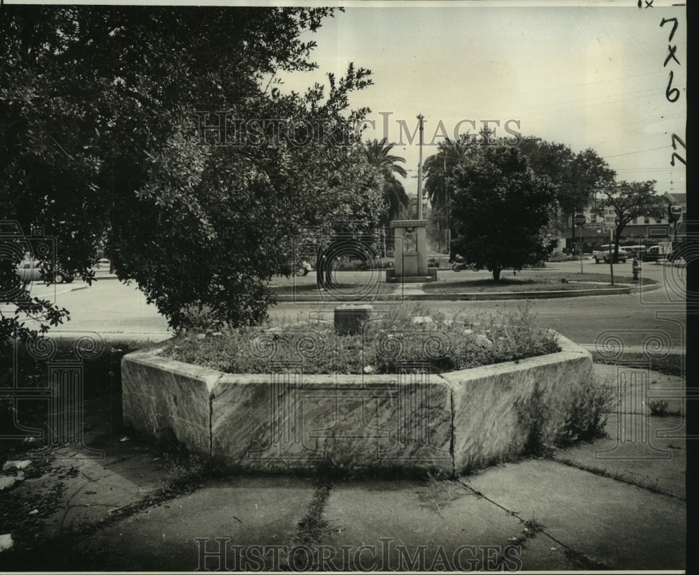 1976 Press Photo View of Dublin Park at St. Charles and Carrollton. - noa94383