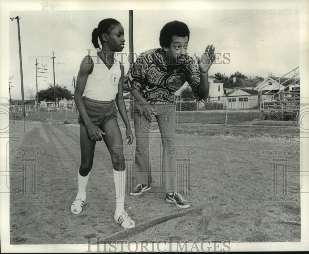 1974 Press Photo Coach Edwin Joseph gives instructions to sprinter Debra Cox.- Historic Images