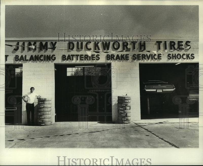 Load image into Gallery viewer, 1975 Press Photo Jimmy Duckworth Tires celebrates opening of West Bank store.
