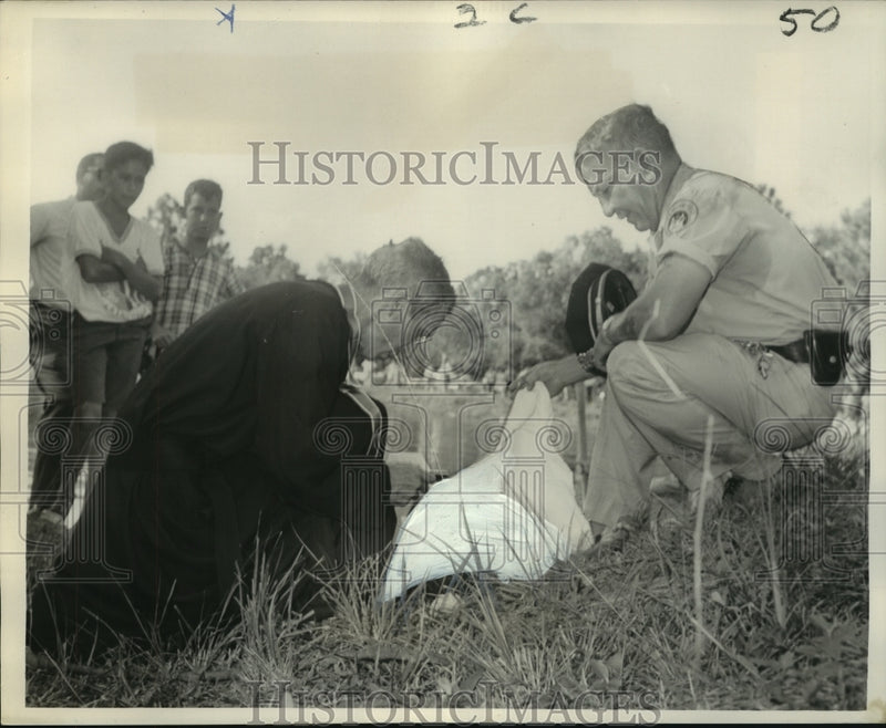 Load image into Gallery viewer, 1967 Press Photo Last Rites given to Willie Collins- drowned at Auduborn Park
