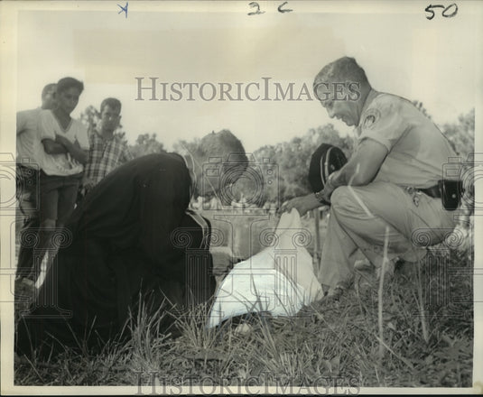 1967 Press Photo Last Rites given to Willie Collins- drowned at Auduborn Park