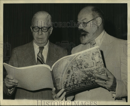 1971 Press Photo S.L. Drumm and Dr. Philip W. Ogilvie.- Historic Images