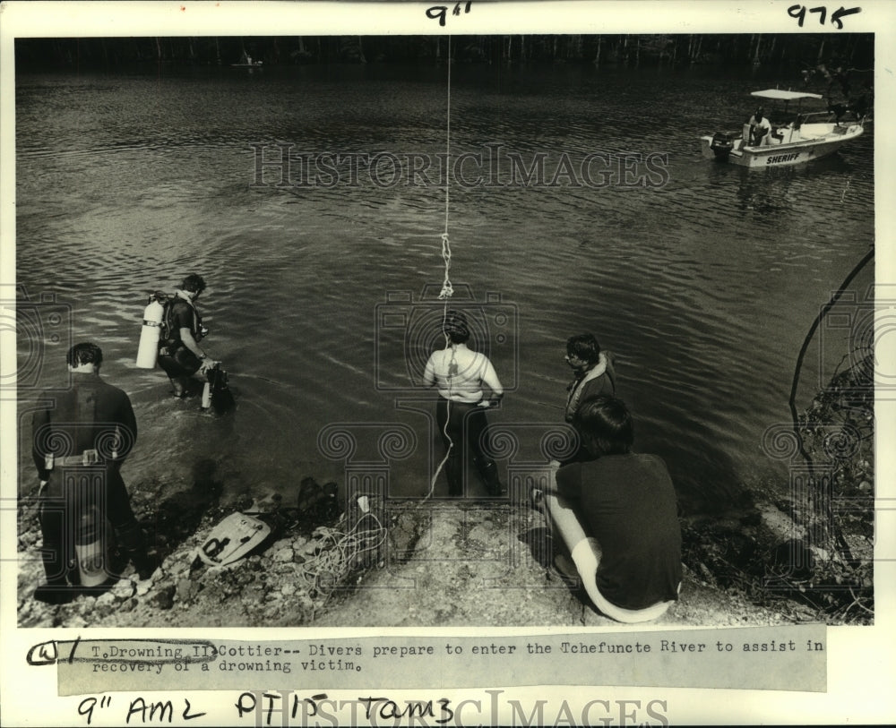 1982 Press Photo Divers prepare to enter the Tchefuncte River search for T Craig