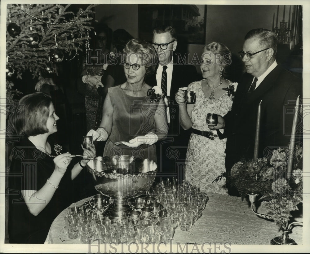 1964 Press Photo Folks Annual Eggnog Party- Spring Fiesta Association - Historic Images