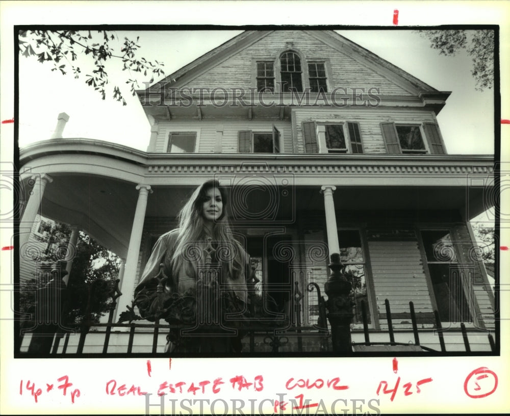 1993 Press Photo Leslie Drewery stands outside the 1738 Milan St. uptown home - Historic Images