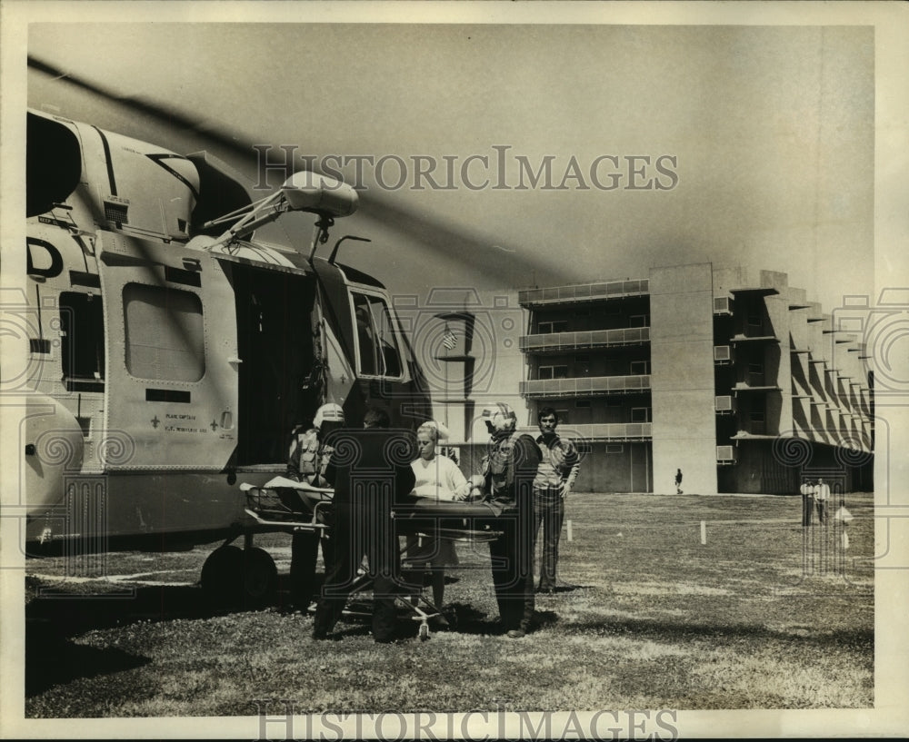 1971 Press Photo Nurse, attendant &amp; helicopter crew with victim at hospital.- Historic Images