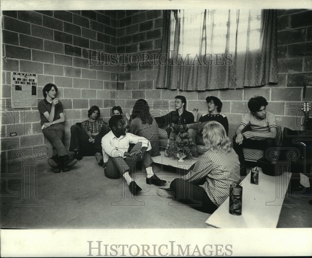 1972 Press Photo Members of a Youth Drug &amp; Alcoholism Rehabilitation Group - Historic Images