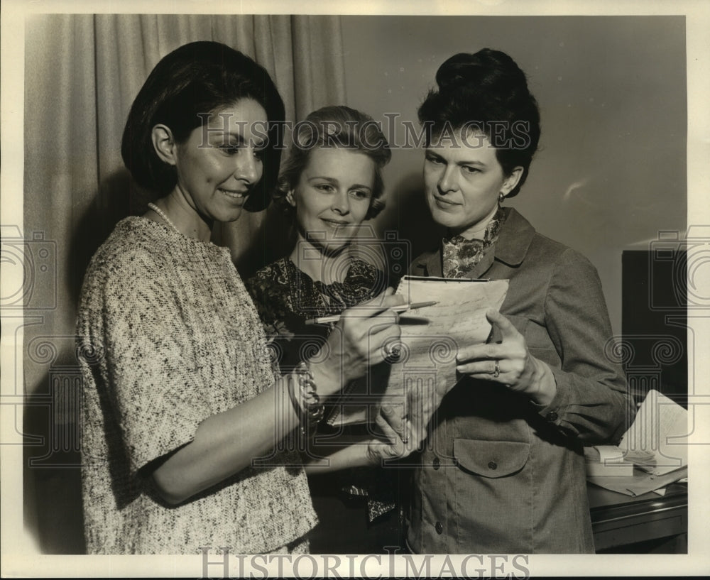  Press Photo Mrs. Francois de Labarre, Mrs.Hoffman Douglas Jr. and Mrs. J Ranna.- Historic Images