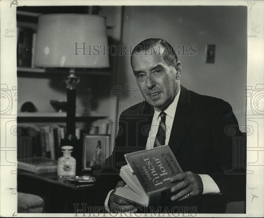 1969 Press Photo Retired diplomat Walter J. Donnely in his New Orleans home.